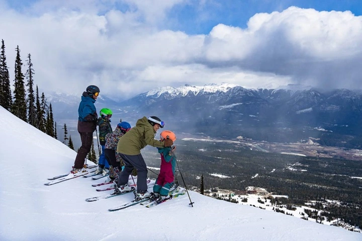 Snowy Delights 4 Days Vernon, Banff, & Golden Three Ski Getaway Tour@Globalduniya